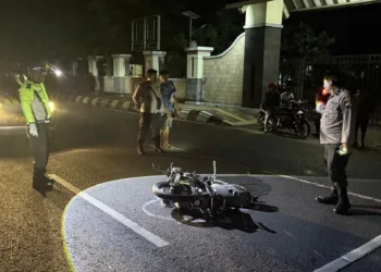 Petugas kepolisian melakukan olah TKP kecelakaan maut di ruas Jalan Pati-Kudus tepatnya di depan SPBU Plangitan, Kabupaten Pati, Minggu dini hari, 28 September 2025. (Lingkar Network/Lingkarjateng.id)