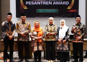 Bupati Kendal, Dyah Kartika Permanasari (ketiga kanan), didampingi Kepala Kemenag Kendal dan Kepala Bagian Kesra Kabupaten Kendal usai memaparkan gagasan kepada juri Pesantren Award 2025. (Lingkar Network/Lingkarjateng.id)
