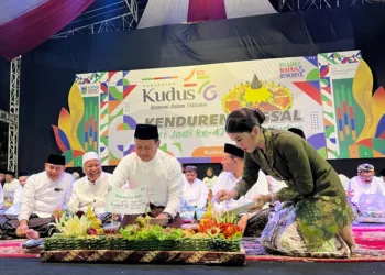 Bupati Kudus, Sam’ani Intakoris, dan Wakil Bupati Kudus, Bellinda Putri Sabrina Birton, saat memotong nasi tumpeng dalam memperingati Hari Jadi ke-476 Kabupaten Kudus di Alun-alun Simpang Tujuh Kudus, Senin malam, 22 September 2025. (Mohammad Fahtur Rohman/Lingkarjateng.id)