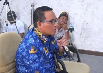 Kepala DPUTR sekaligus Pj Sekda Pati Riyoso memberi keterangan dalam rapat Pansus Hak Angket DPRD Pati pada Rabu, 17 September 2025. (Lingkar Network/Lingkarjateng.id)