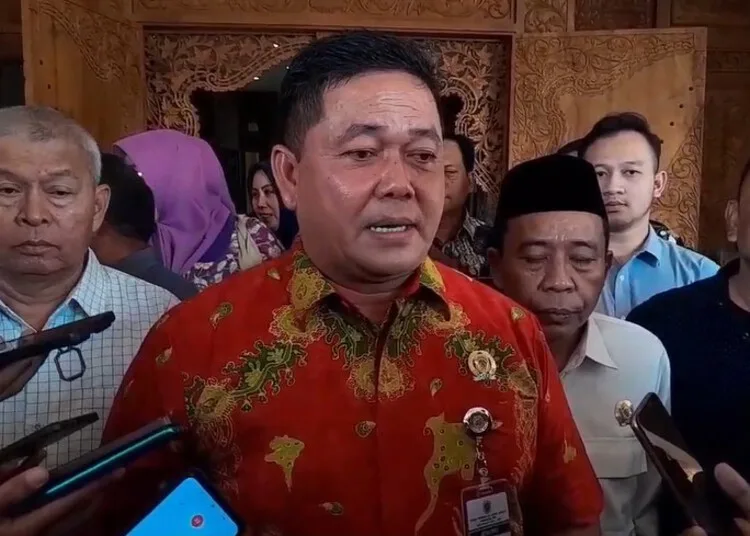 Ketua DPRD Pati Pastikan Bandang Tetap Jadi Ketua Pansus Angket 25 Ketua DPRD Pati, Ali Badrudin, saat diwawancarai pascaaudiensi dengan perwakilan massa demo di DPRD Kabupaten Pati, Jumat, 19 September 2025. (Mutia Parasti/Lingkarjateng.id)
