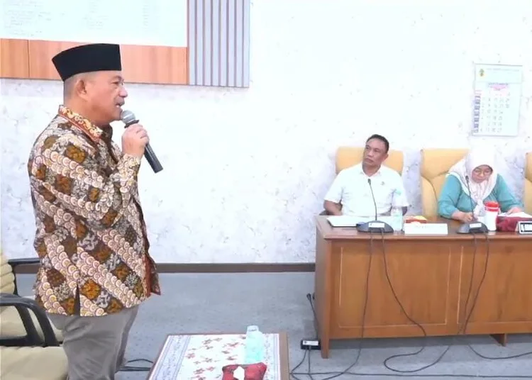 Ketua Dewas RSUD Soewondo Pati Walk Out dari Sidang Pansus Angket DPRD 25 Ketua Dewan Pengawas RSUD Soewondo Pati Torang Manurung memberi keterangan dalam sidang Pansus Hak Angket DPRD Pati pada Kamis, 4 September 2025. (Lingkar Network/Lingkarjateng.id)