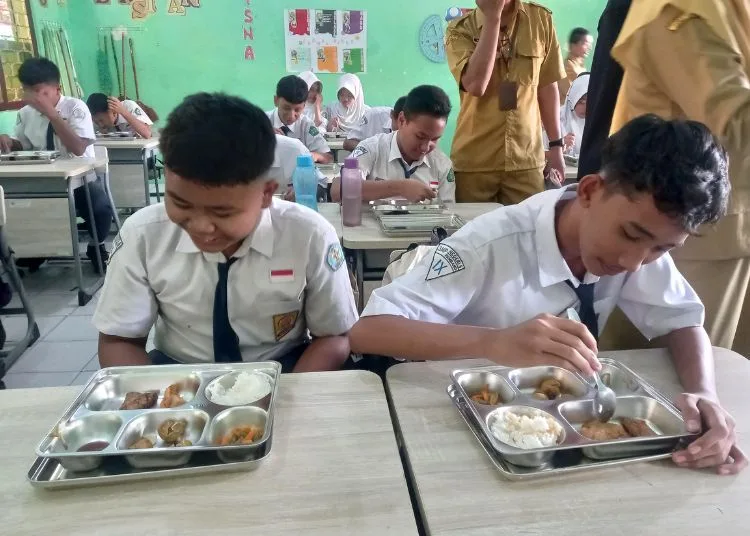 Ketua Satgas P3 MBG Rembang Sebut Menu Tak Harus Nasi, Boleh Divariasi 25 Para siswa SMPN 5 Rembang sedang menyantap menu makan bergizi gratis, Senin, 15 September 2025. (Muhammad Faalih/Lingkarjateng.id)