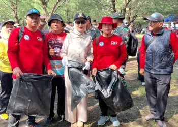 Bupati Kendal, Dyah Kartika Permanasari, bersama DLH dan Komunitas Jejak Bumi membersihkan sampah di Pantai Muara Kencan, Kecamatan Patebon, Kabupaten Kendal, pada Sabtu, 20 September 2025. (Unggul Priambodo/Lingkarjateng.id)