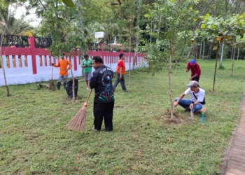 Komunitas Jejak Bumi membersihkan area TPA Darupono, Kecamatan Kaliwungu Selatan, Kabupaten Kendal, pada Minggu, 14 September 2025. (Unggul Priambodo/Lingkarjateng.id)
