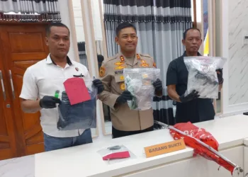 Kapolres Grobogan, AKBP Ike Yulianto, menunjukkan barang bukti yang digunakan tersangka pembakaran pos polisi dalam konferensi pers di Mapolres Grobogan pada Selasa, 2 September 2025. (Polres Grobogan/Lingkarjateng.d)