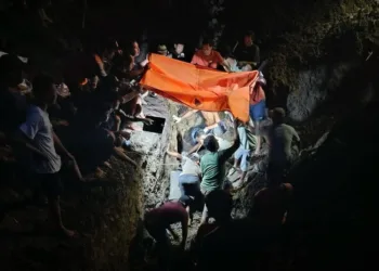 Pekerja BRIN Tewas Tertimbun Longsor saat Penelitian Sesar Aktif di Demak 27 Proses evakuasi korban tertimbun longsor saat gali tanah untuk penelitian BRIN di Desa Sumberejo, Kecamatan Mranggen, Kabupaten Demak, Kamis malam, 25 September 2025. (M. Burhanuddin Aslam/Lingkarjateng.id)