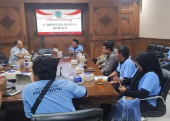 AUDIENSI: Sejumlah perwakilan pedagang kaki lima kawasan Alun-Alun Pancasila saat mengadukan nasibnya kepada wakil rakyat di Kantor DPRD Salatiga, Kamis, 18 September 2025. (DPRD Salatiga/Lingkarjateng.id)