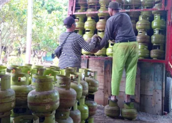 Pekerja Menurunkan Tabung di Pangkalan LPG (Dok. Lingkar)