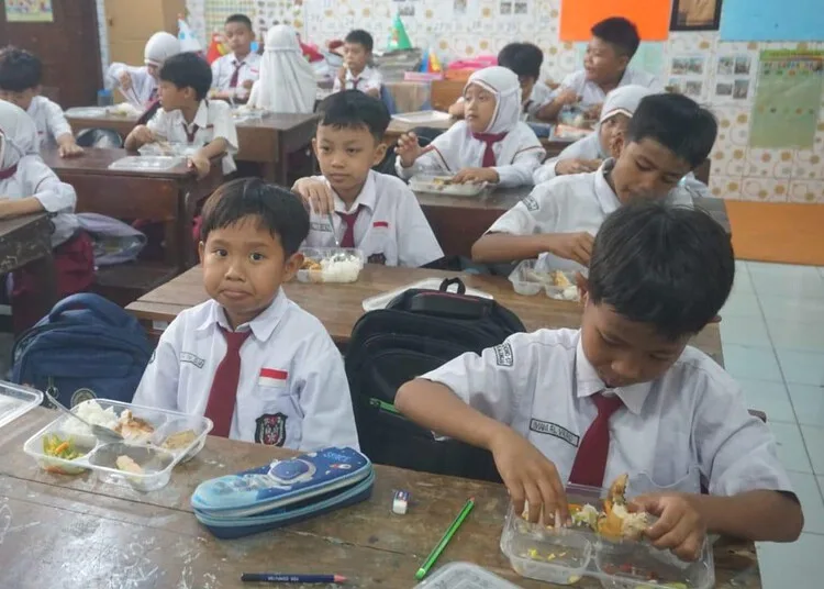 Distribusi MBG di Kota Pekalongan Dikawal Ketat Lewat Quality Control 25 Para siswa salah satu SD di Kota Pekalongan menikmati makanan program MBG. (Fahri Akbar/Lingkarjateng.id)