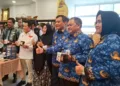 Gubernur Jawa Tengah Ahmad Luthfi (ketiga kanan) bersama rombongan dari Komisi II DPR RI, serta Bupati dan Wakil Bupati Semarang berfoto bersama di stand UMKM yang ada di PLUT yang bersebelahan Kantor MPP di Desa Lopait, Kecamatan Tuntang, Kabupaten Semarang, Rabu, 17 September 2025. (Hesty Imaniar/Lingkarjateng.id)