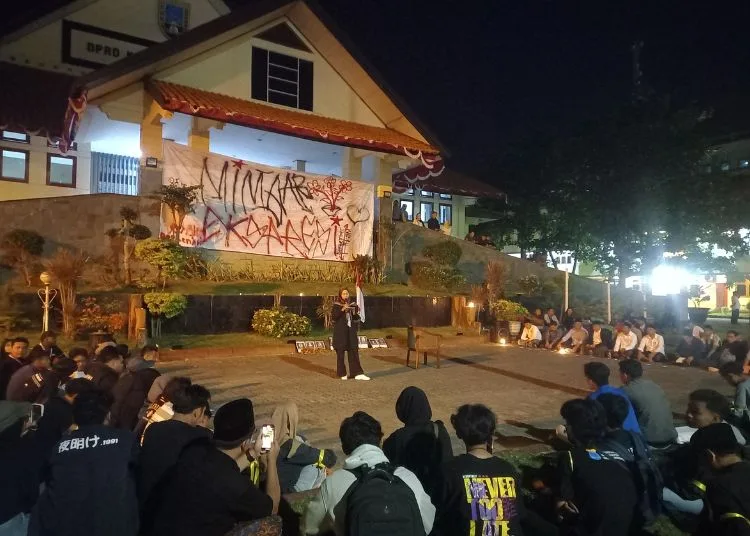 Mahasiswa Rembang Sampaikan Aspirasi “Mimbar Ekspresi: September Hitam” 25 Seorang mahasiswi bacakan puisi kritis di depan para pejabat daerah di depan Gedung DPRD Rembang pada Kamis 4 September 2025. (Muhammad Faalih/Lingkarjateng.id)