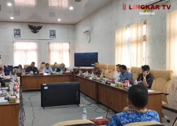 RAPAT: Staf Ahli Bupati Pati, Jumani, dihadirkan dalam rapat kesembilan pansus hak angket di DPRD Pati, Rabu, 17 September 2025. (Lingkar TV/Lingkarjateng.id)