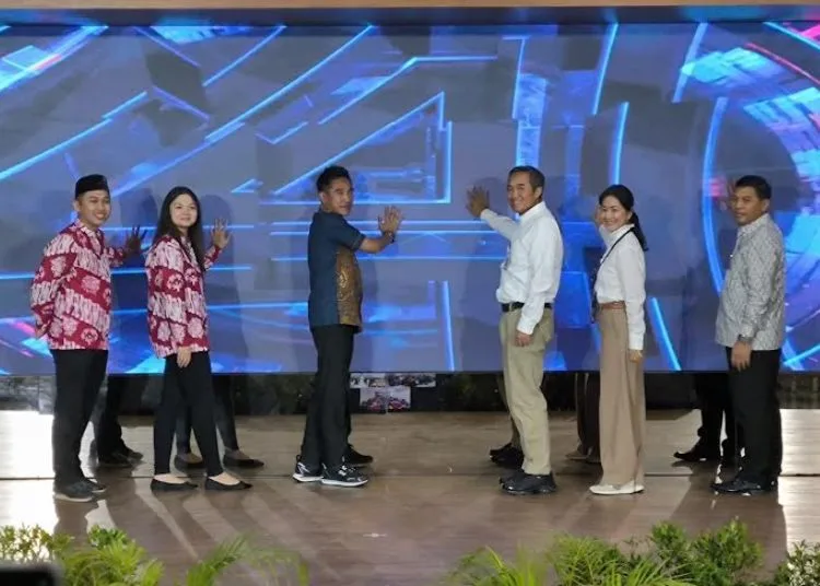 Wakil Bupati Kendal Benny Karnadi (ketiga kiri) bersama Kepala OJK Provinsi Jawa Tengah, Hidayat Prabowo, Ketua Soina Kendal, Muhammad Iqbal Aldila, Ketua Harian Soina Kendal, Nattaya Kenenza membuka kegiatan edukasi keuangan di Pendopo Tumenggung Bahurekso Setda Kendal, Kamis 18 September 2025. (Arvian Maulana/Lingkarjateng.id)