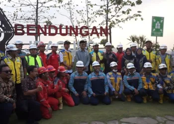 Menteri PU, Dody Hanggodo, berfoto bersama sejumlah pihak saat meninjau progres pembangunan Bendungan Jragung di Kecamatan Pringapus, Kabupaten Semarang, Sabtu, 6 September 2025. (Hesty Imaniar/Lingkarjateng.id)