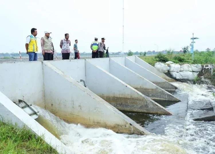Mitigasi Banjir, Bupati Kudus Pastikan Infrastruktur Pengendali Air Aman 25 Bupati Kudus Sam’ani Intakoris bersama jajaran Balai Besar Wilayah Sungai (BBWS) Pemali Juana dan Dinas PUPR meninjau pintu air Tanggulangin serta Kolam Retensi Jati, Selasa, 30 September 2025. (Nisa Hafizhotus Syarifa/Lingkarjateng.id)