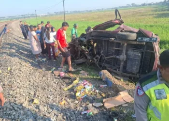 Mobil Mogok Tertabrak KA Argo Merbabu di Rel Weleri Kendal, Terpental hingga 20 Meter 27 RINGSEK: Mobil ringsek akibat tertabrak kereta api di di perlintasan sebidang tanpa palang pintu di Desa Penaruban, Kecamatan Weleri, Kabupaten Kendal, pada Kamis, 4 September 2025. (Polres Kendal/Lingkarjateng.id)