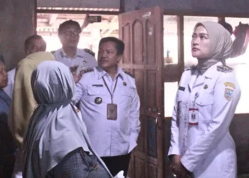 Mudah! Warga Salatiga Bisa Ajukan Bantuan Rumah Layak Huni Lewat Kelurahan 25 TINJAU LOKASI: Wali Kota Salatiga Robby Hernawan bersama Wakil Wali Kota Nina Agustin menyambangi salah satu rumah tidak layak huni di Kelurahan Noborejo, Kecamatan Argomulyo, Rabu, 28 Mei 2025. (Prokompim Setda Salatiga/Lingkarjateng.id)