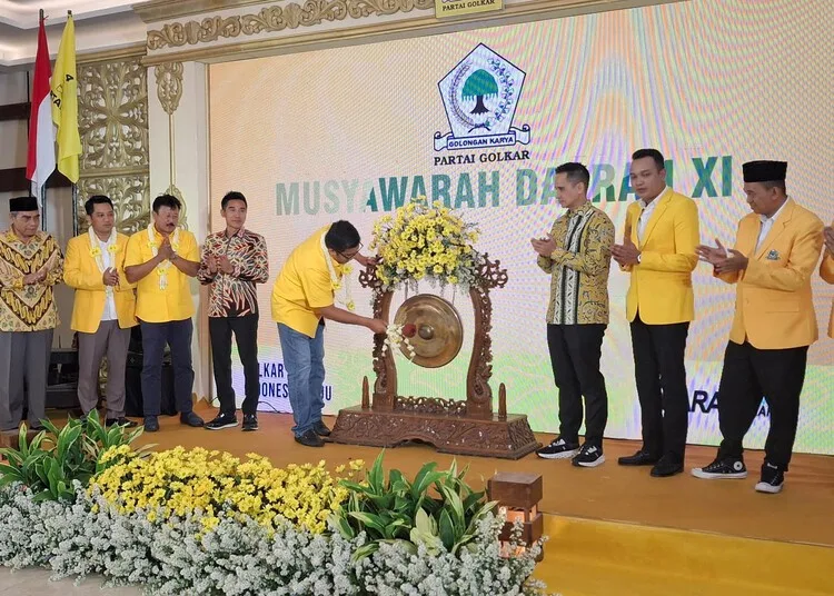 Ketua DPD Golkar Jateng: Musda Kabupaten/Kota Kedepankan Musyawarah Mufakat 25 Ketua DPD Golkar Jateng, Muhammad Saleh, memukul gong sebagai tanda dibukanya Musda ke-XI DPD Partai Golkar Kabupaten Kendal pada Kamis, 18 September 2025. (Unggul Priambodo/Lingkarjateng.id)