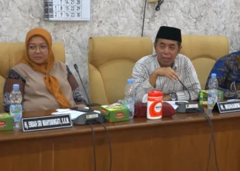 Anggota Pansus Hak Angket DPRD Pati, Muhammadun (kanan), dalam sidang membahas dugaan pelanggaran kebijakan Bupati Pati Sudewo, Agustus 2025. (Humas DPRD Pati/Lingkarjateng.id)