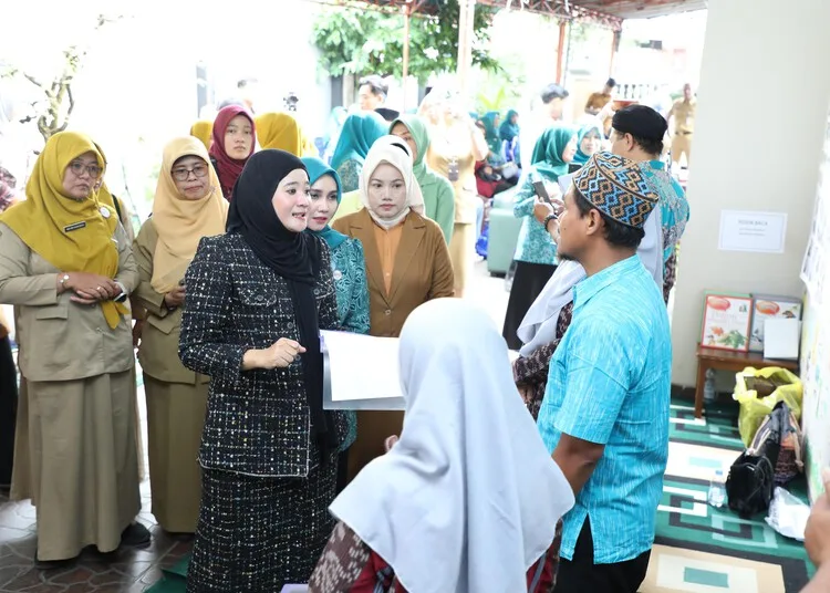 Ketua TP Posyandu Jateng Nawal Yasin Luncurkan Layanan 6 SPM di Jepara 25 Ketua Tim Pembina Pos Pelayanan Terpadu (Posyandu) Provinsi Jawa Tengah, Nawal Arafah Yasin, meluncurkan layanan 6 bidang Standar Pelayanan Minimal (SPM) di Posyandu Ananda 2 di Desa Pengkol, Kabupaten Jepara, Senin, 29 September 2025. (Pemprov Jateng/Lingkarjateng.id)
