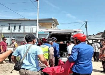 EVAKUASI: Petugas BPBD Kendal berama PMI mengevakuasi korban tewas tersengat listrik di Desa Karangtengah, Kecamatan Kaliwungu, Kabupaten Kendal, pada Selasa, 9 September 2025. (BPBD Kendal/Lingkarjateng.id)