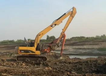 Alat berat sedang melakukan normalisasi Sungai Wulan di wilayah Kabupaten Demak. (M. Burhanuddin Aslam/Lingkarjateng.id)