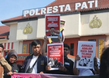 Puluhan jurnalis yang tergabung dalam Ikatan Jurnalis Televisi Indonesia (IJTI) Muria Raya dan Persatuan Wartawan Indonesia (PWI) Pati menggelar aksi simpatik di halaman Mapolresta Pati, Selasa, 9 September 2025. (Mohammad Fahtur Rohman/Lingkarjateng.id)