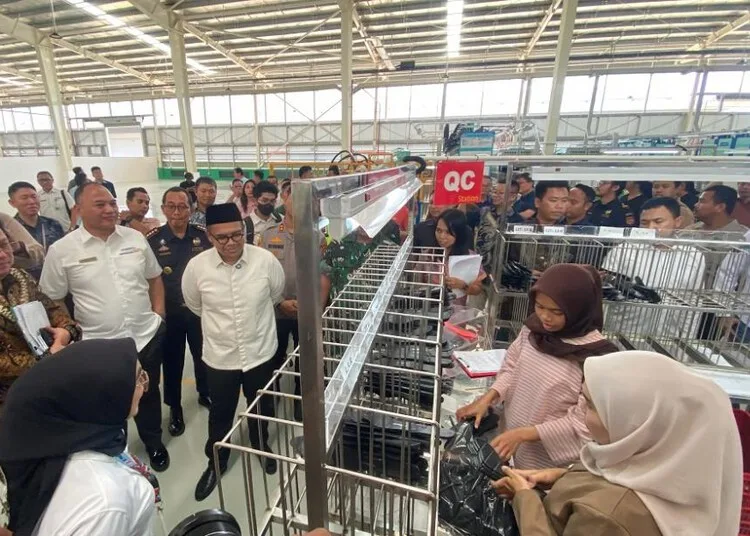 Diresmikan Bupati Faiz, Pabrik Sepatu di Batang Ditarget Serap 1.200 Tenaga Kerja 25 Bupati Batang, M. Faiz Kurniawan, meninjau aktivitas produksi di pabrik PT Chengdae, Senin, 29 September 2025. (Pemkab Batang/Lingkarjateng.id)