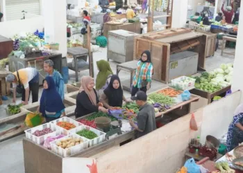 JUAL BELI: Aktivitas jual beli di Pasar Banjarsari baru, Kota Pekalongan yang resmi beroperasi pada Kami, 25 September 2025. (Fahri Akbar/Lingkarjateng.id)