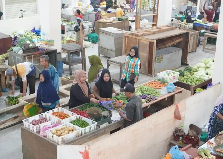 Pasar Banjarsari Resmi Beroperasi, Pedagang Antusias Tempati Lapak Permanen 25 JUAL BELI: Aktivitas jual beli di Pasar Banjarsari baru, Kota Pekalongan yang resmi beroperasi pada Kami, 25 September 2025. (Fahri Akbar/Lingkarjateng.id)