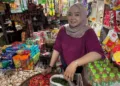 Seorang pedagang sembako di Pasar Kajen, Kabupaten Pekalongan, Jumat, 19 September 2025. (Fahri Akbar/Lingkarjateng.id)