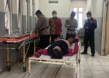 Petugas kepolisian bersama tim medis RSU Bendan Kota Pekalongan saat memeriksa jenazah perempuan yang ditemukan mengapung di Pantai Panjang Baru, Sabtu, 13 September 2025. (Fahri Akbar/Lingkarjateng.id)