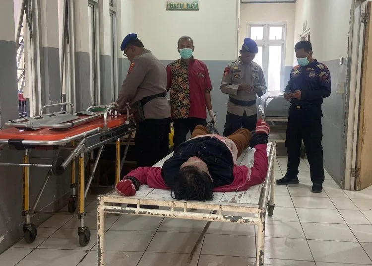 Mayat Perempuan Ditemukan Mengapung di Pantai Panjang Baru Pekalongan 25 Petugas kepolisian bersama tim medis RSU Bendan Kota Pekalongan saat memeriksa jenazah perempuan yang ditemukan mengapung di Pantai Panjang Baru, Sabtu, 13 September 2025. (Fahri Akbar/Lingkarjateng.id)