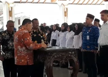 Bupati Pati, Sudewo, saat melantik PPPK dan PNS di Pendopo Kabupaten Pati pada Selasa, 30 September 2025. (Mutia Parasti/Lingkarjateng.id)