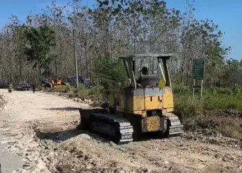 Pengerjaan proyek pembangunan salah satu ruas jalan di Kabupaten Blora. (Hanafi/Lingkarjateng.id)