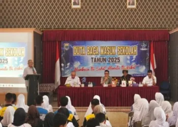 Pemkab Batang Perkuat Literasi Pelajar Lewat Duta Baca Masuk Sekolah 27 Kepala Dinas Perpustakaan dan Kearsipan Kabupaten Batang Suprapto sedang memberikan pengarahan pada pelajar sekolah di Batang, Rabu, 10 September 2025. (Antara/Lingkarjateng.id)