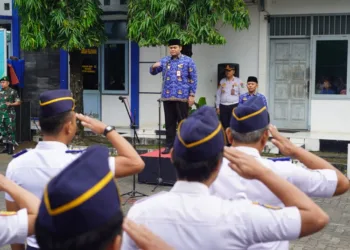 Wakil Bupati Jepara, M. Ibnu Hajar, saat memimpin apel peringatan Hari Perhubungan Nasional Tahun 2025 di lapangan Kantor Dishub Kabupaten Jepara, pada Rabu, 17 September 2025. (Tomi Budianto/Lingkarjateng.id)