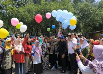 Pemkab Kendal Akan Bagikan Smartboard Dukung Pembelajaran di PAUD 25 Bupati Kendal, Dyah kartika Permanasari beserta jajaran saat melakukan pelepasan balon peringatan HUT ke-20 Himpunan Pendidik dan Tenaga Kependidikan Anak Usia Dini Indonesia (HIMPAUDI). (Arvian Maulana/Lingkarjateng.id)
