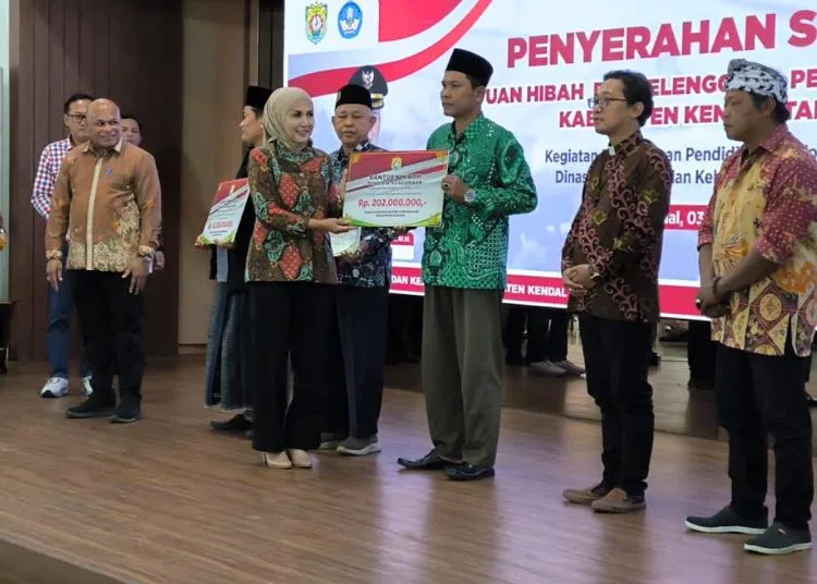 Pemkab Kendal Salurkan Hibah Rp13,938 Miliar untuk Pendidik Keagamaan 25 SIMBOLIS: Bupati Kendal, Dyah Kartika Permanasari, secara simbolis menyerahkan bantuan hibah kepada perwakilan pendidik keagamaan, Rabu, 3 September 2025. (Arvian Maulana/Lingkarjateng.id)