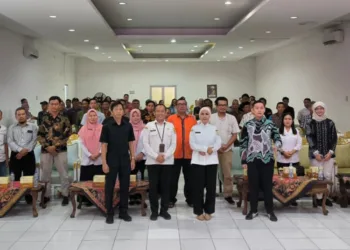 Koperasi Merah Putih di Kendal Jajaki Kerja Sama Penjualan LPG 3 Kg Sesuai HET 30 Bupati Kendal, Dyah Kartika Permanasari, foto bersama OPD dan pengurus Koperasi Desa/Kelurahan Merah Putih dalam kegiatan kontak bisnis pada Rabu, 10 September 2025. (Arvian Maulana/Lingkarjateng.id)