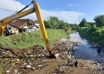 Pemkab Kudus, Jawa Tengah, menerjunkan alat berat untuk membersihkan Sungai Piji di Desa Kesambi, Kecamatan Mejobo, Kabupaten Kudus, Jawa Tengah, dengan mengambil sampah yang menyumbat pilar jembatan. (antara)
