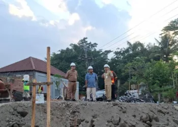 Pemkab Kudus Gelontorkan Dana Rp962 Juta Bangun Pustu di Lereng Muria 25 MENINJAU: Tim Pemerintah Kabupaten Kudus memonitor pembangunan puskesmas pembantu di Desa Colo, Kecamatan Dawe, Kabupaten Kudus. (Nisa Hafizhotus Syarifa/Lingkarjateng.id)