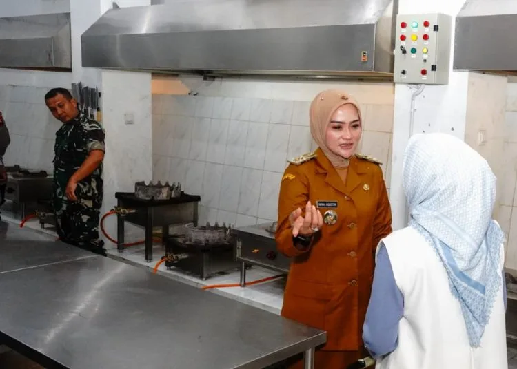 Pemkot Salatiga Minta Satgas MBG Pastikan Keamanan dan Kelayakan Makanan 25 TINJAU LOKASI: Wakil Wali Kota Salatiga Nina Agustin saat meninjau kesiapan SPPG di Kesongo, Tuntang, Kabupaten Semarang, pekan lalu. (Prokompim Setda Salatiga/Lingkarjateng.id)