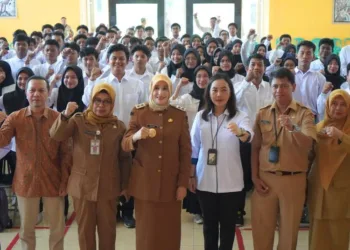 Wakil Wali Kota Pekalongan, Balgis Diab (tengah), bersama perwakilan Dinperinaker dan peserta pelatihan kompetensi angkatan II DBHCHT di Balai Latihan Kerja Pekalongan, Senin, 22 September 2025. (Fahri Akbar/Lingkarjateng.id)