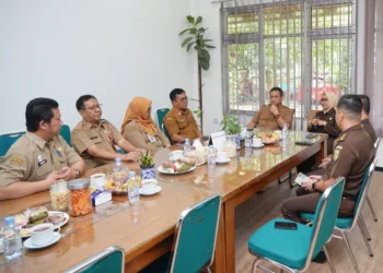 Pemkot dan Kejari Kota Pekalongan mengadakan pertemuan untuk penandatanganan kerja sama pelatihan keterampilan bagi tersangka jalur restorative justice di Ruang TAPD Kantor BPKAD, Selasa, 16 September 2025. (Fahri Akbar/Lingkarjateng.id)