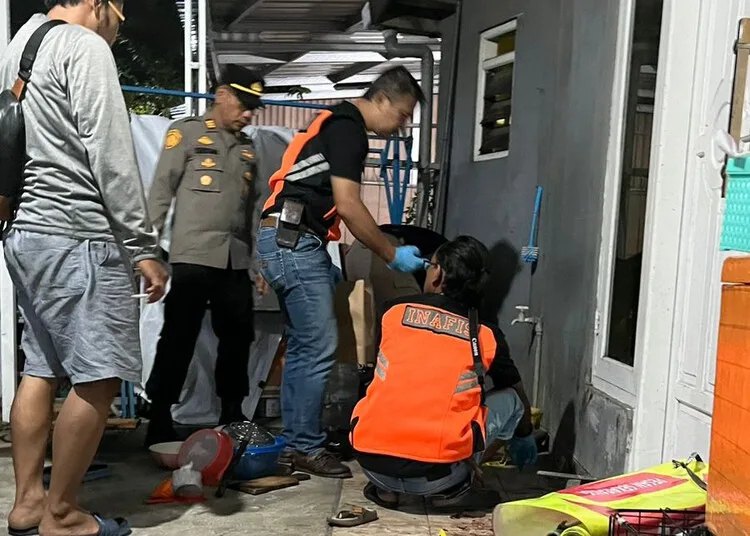 Kakak-Adik Jadi Korban Penusukan di Kudus, Ini Kronologi Sementara 25 Jajaran kepolisian melakukan olah TKP kasus penusukan di Kelurahan Wergu Wetan, Kecamatan Kudus Kota, Kabupaten Kudus, pada Minggu malam, 14 September 2025. (Lingkarjateng.id)