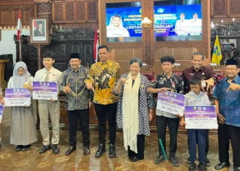 Wakil Ketua MPR RI, Lestari Moerdijat, bersama Bupati Jepara, Witiarso Utomo, menyerahkan bantuan PIP kepada pelajar secara simbolis di Pendod0 R.A Kartini Jepara pada Kamis, 11 September 2025. (Tomi Budianto/Lingkarjateng.id)