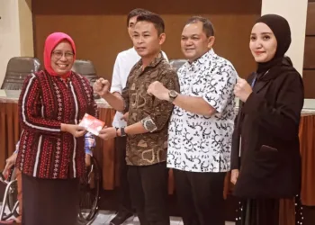 Bupati Semarang, Ngesti Nugraha, menyerahkan dana hibah secara simbolis di Aula Kantor Dispertanikap pada Kamis, 11 September 2025. (Diskominfo Kab. Semarang/Lingkarjateng.id)