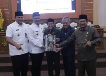Bupati bersama Wakil Bupati Jepara menyerahkan Nota Keuangan RAPBD 2026 kepada pimpinan DPRD Jepara dalam rapat paripurna di Gedung Shima, Kompleks Setda Jepara, pada Jumat, 12 September 2025. (Tomi Budianto/Lingkarjateng.id)